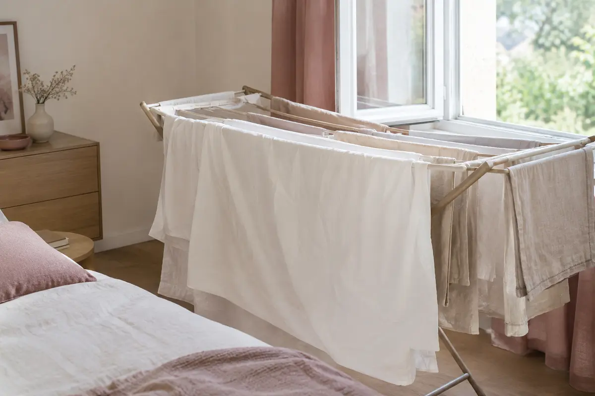 Draps en coton étendus près d’une fenêtre pour sécher à l’air libre