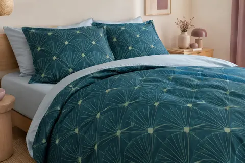 Parure de lit géométrique Gatsby en microfibre, avec housse et taies dans des tons bleu canard et bleu pastel.