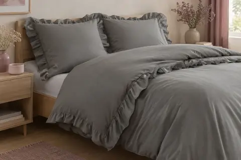 Parure de lit grise en microfibre brossée, avec housse de couette et taies à volants